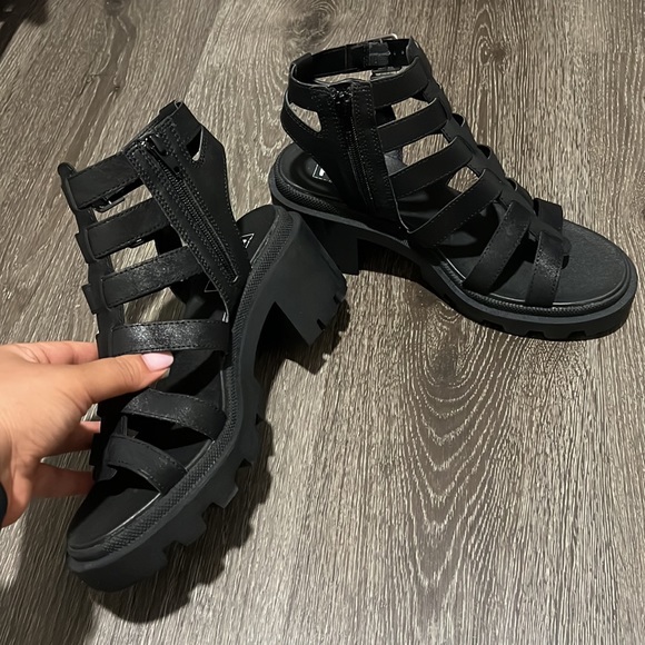 COPY - Lug sole sandals - Picture 4 of 7